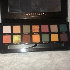 Anastasia Beverly Hill eyeshadow palette